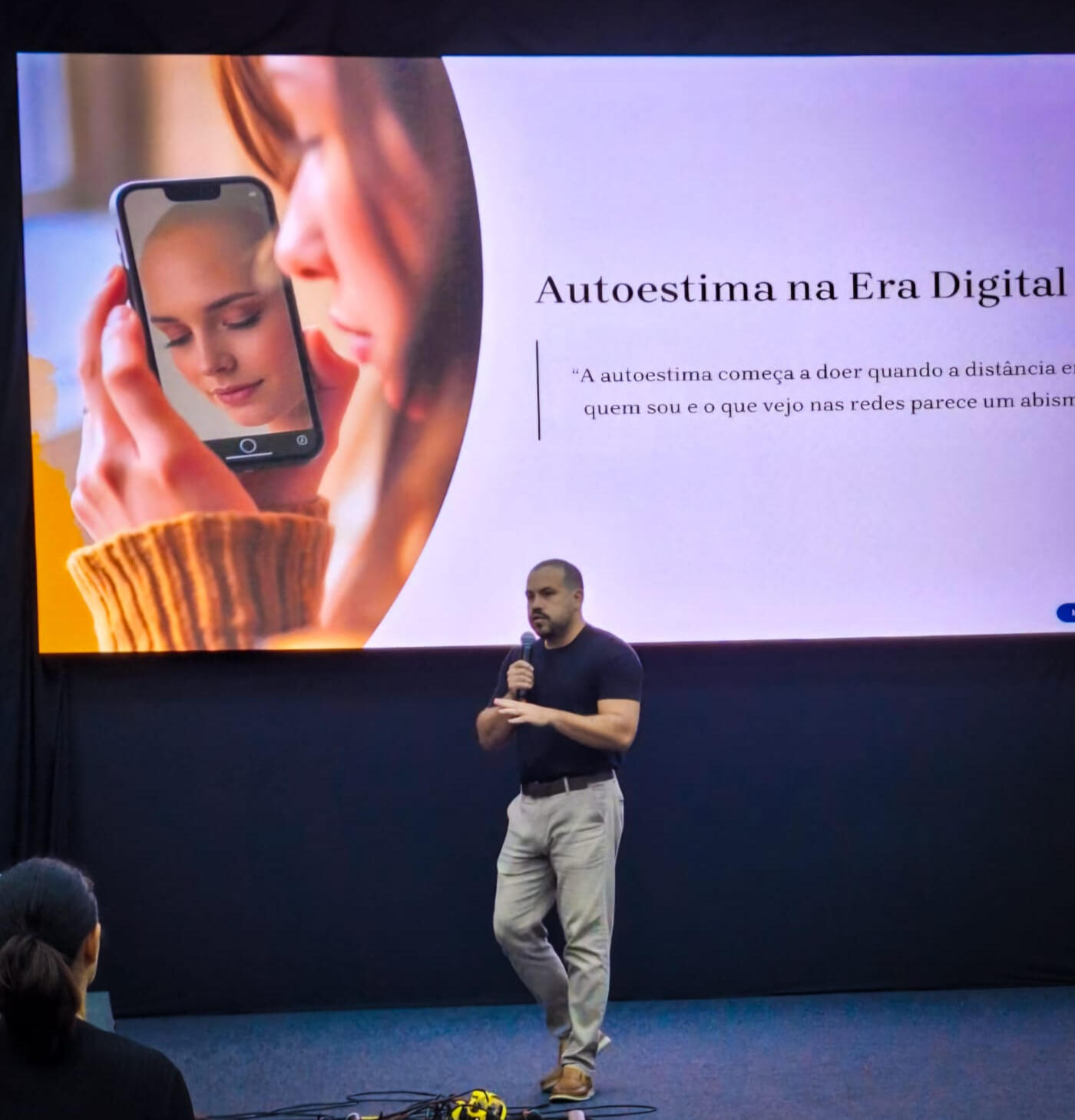 Psicólogo Luiz Rocha ministrando palestra sobre saúde mental masculina e alta perfomance